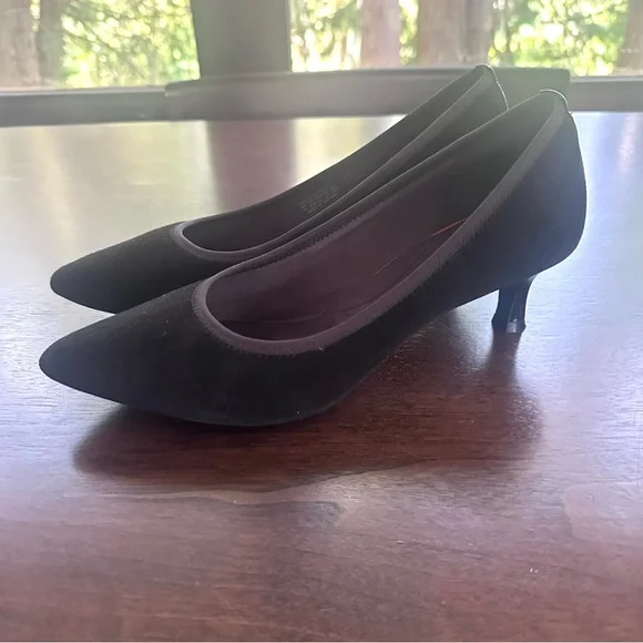Rockport black suede almond toe pumps heels 9 EUC - Picture 1 of 9